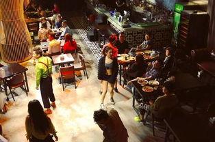 乘客集体看戏吃瓜,乘客集体看戏，共享欢乐时光